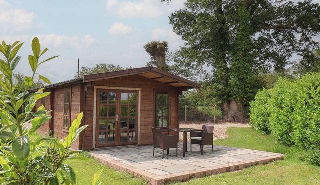 OAK TREE LODGE, romantic, character holiday cottage in Strensall