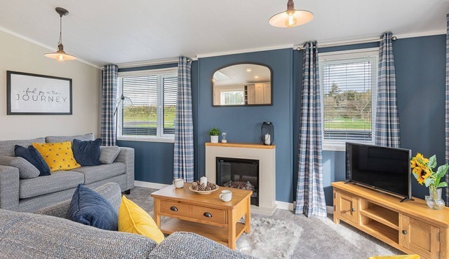 OAK TREE LODGE - timber holiday lodge that sleeps 4 guests in 2 bedrooms