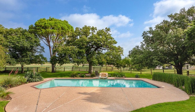 Oak Tree Manor w/Pool