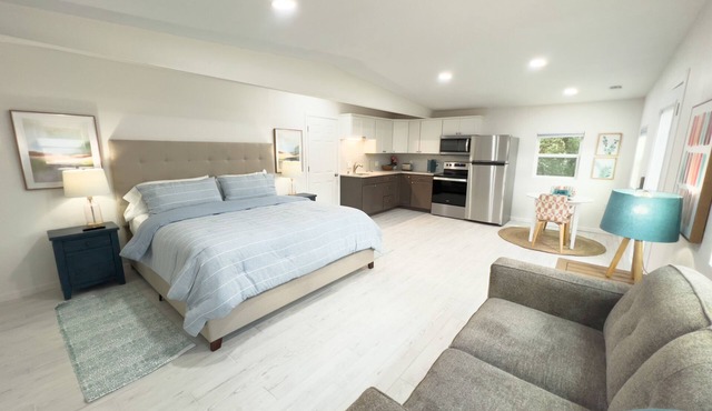Oak Tree Oasis Guesthouse w/Private Heated Pool