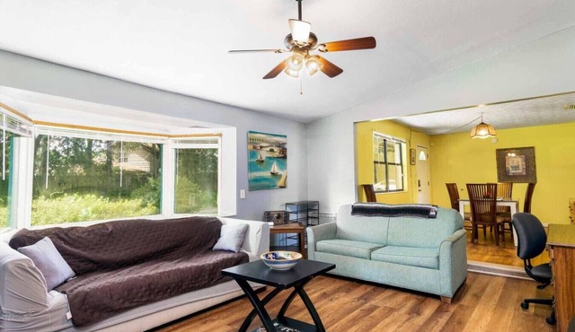 ~Oak Tree Oasis Sleeps 10 Extra Parking~