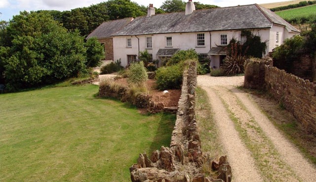 OAK TREE, pet friendly, character holiday cottage in Halwell