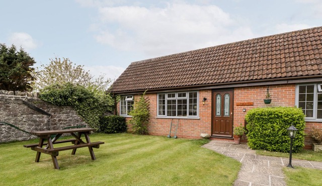 OAK TREE, pet friendly, character holiday cottage in Brean