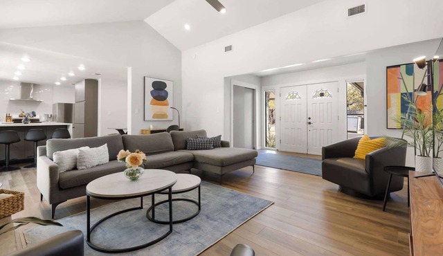 Oak Tree Retreat - Quiet Stay Near Domain & Q2