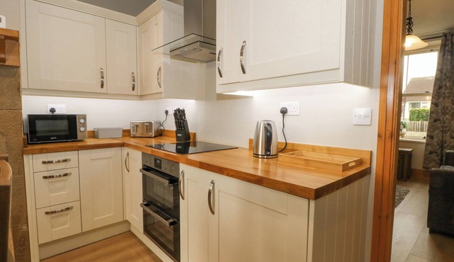 OAK TREE VIEW, pet friendly, character holiday cottage in Ribchester