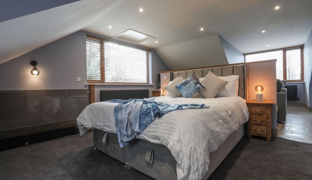 Oak View Lodge, Suffolk Retreat | Parking & WiFi Included