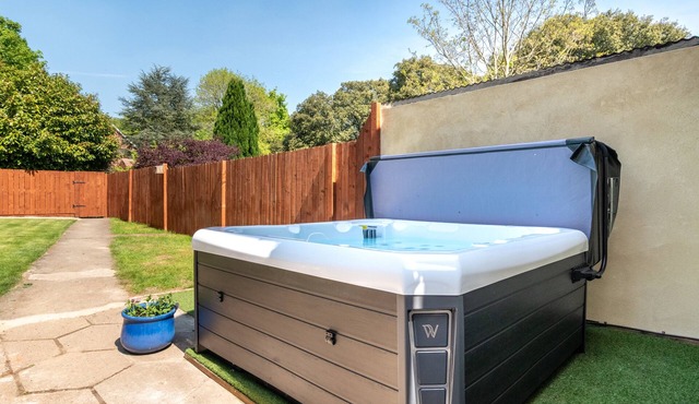 Oak View - Norfolk - Eight Bedroom House, Sleeps 16