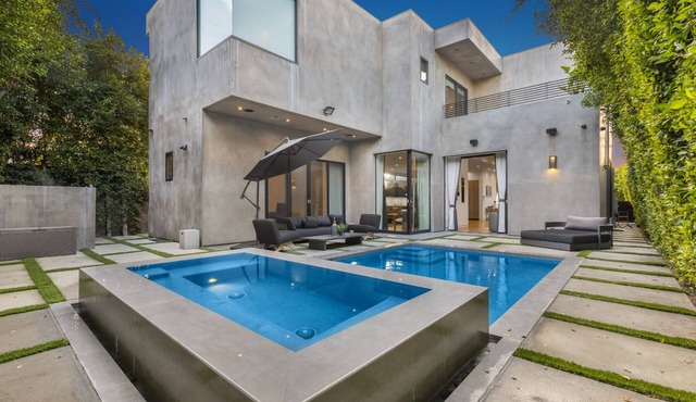 Oak Villa - Contemporary Modern Estate with Pool & Spa