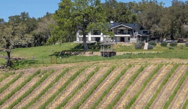 Oak & Vine Vineyard House | Sleeps 21 | Views