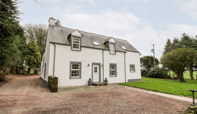 OAKBANK, family friendly, country holiday cottage in Annan