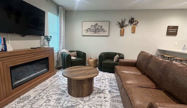 Oakdale Fort Wayne: Family Home by River Greenway