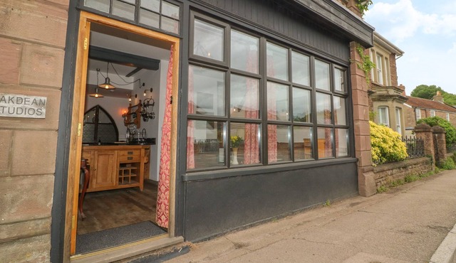 OAKDEAN STUDIO, pet friendly, with hot tub in Blakeney