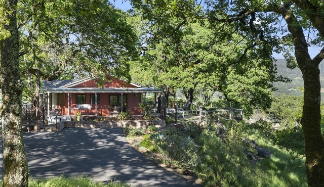 Oakden Oasis: Secluded Charm in the Heart of Sonoma with Pool and Hot Tub