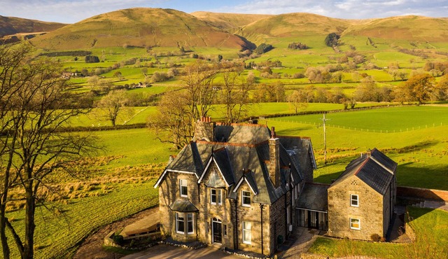 OAKDENE COUNTRY HOUSE, family friendly, with hot tub in Sedbergh