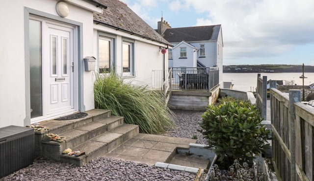 OAKDENE, pet friendly, country holiday cottage in Neyland