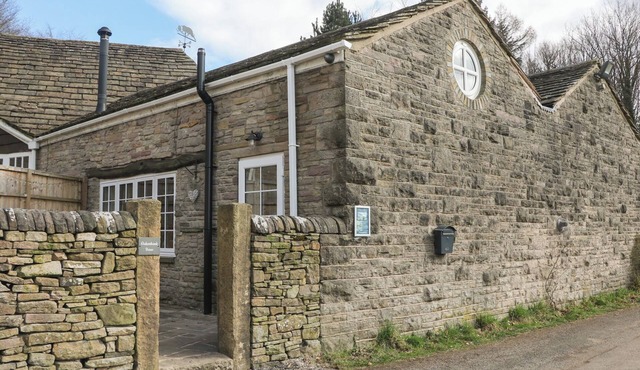 OAKENBANK BARN, pet friendly, character holiday cottage in Bollington
