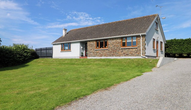 OAKLAND COTTAGE, pet friendly, with a garden in Saundersfoot