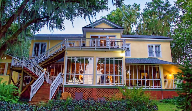 Oakland Manor House