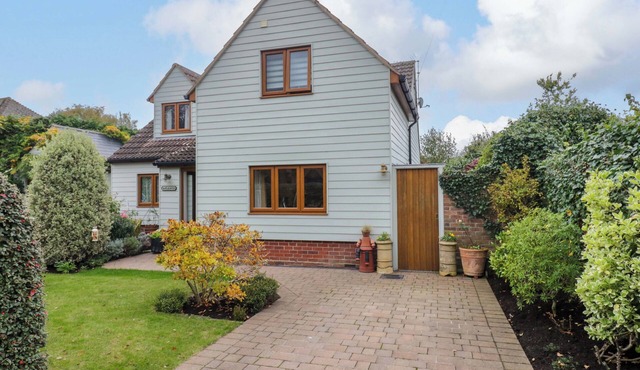 OAKLEAVES, romantic, country holiday cottage in West Mersea