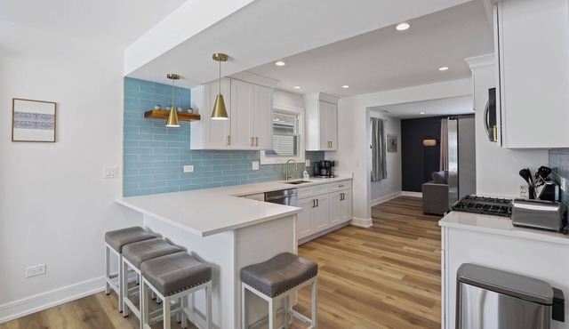 Oakley: 3BR - 2.5BT Home w/main level B+B