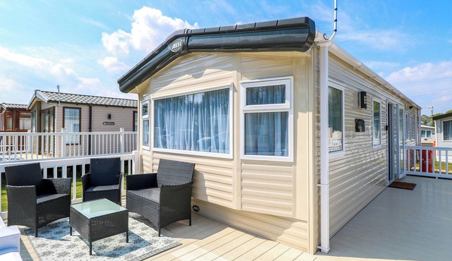 OAKLEY RETREAT, pet friendly, with pool in Belton, Norfolk