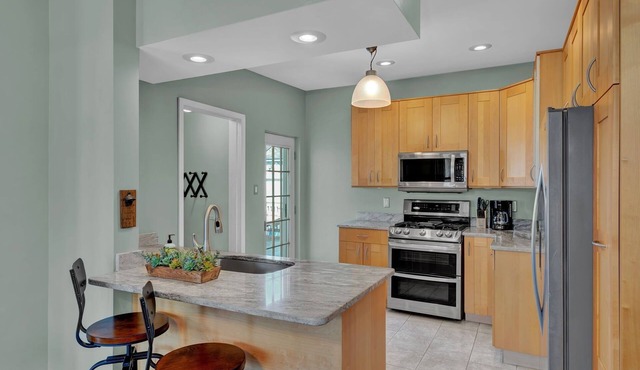 Oakley Square 3br Charmer - Total Walkability 3 Bedroom Home by RedAwning