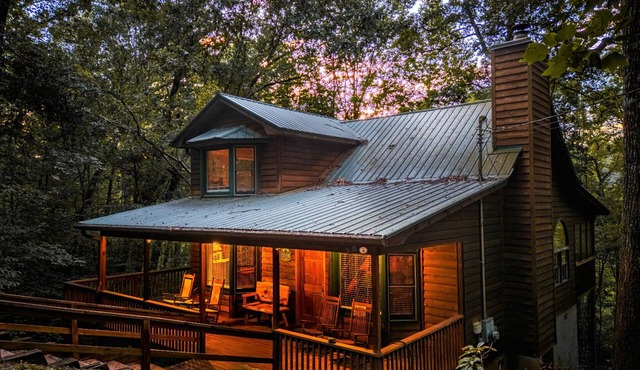 "OAKRIDGE" COZY GETAWAY that won't break the bank ! Check out our Video !