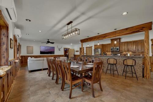Oakridge Ranch - Pool,Hot Tub, Pickleball Court, Whiskey & Wine Room