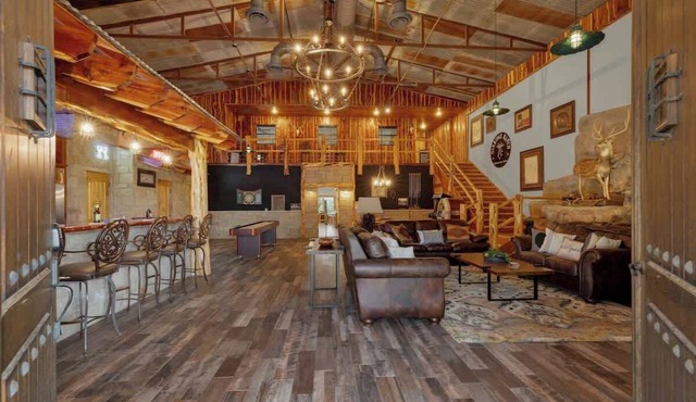 Oakridge Ranch: Pool + Hot-tub, Pickleball Court, Whiskey & Wine Room