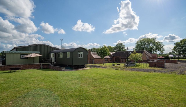 Oaks Barn Farm, Alcester- sleeps 20 with optional Salt water hot tub