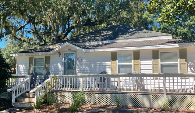 Oaks heaven, a peaceful retreat under the moss trees