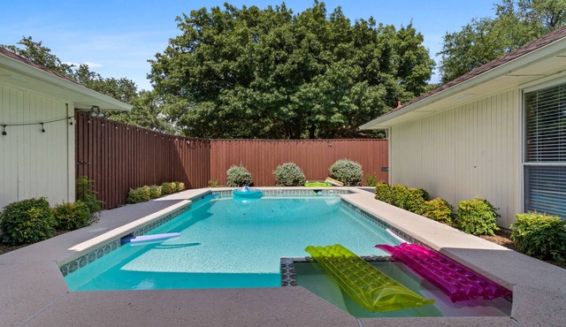 >Oaks Manor< POOL! Large Luxury 5 BR House! Great Beds. Upscale quiet area! ERUV