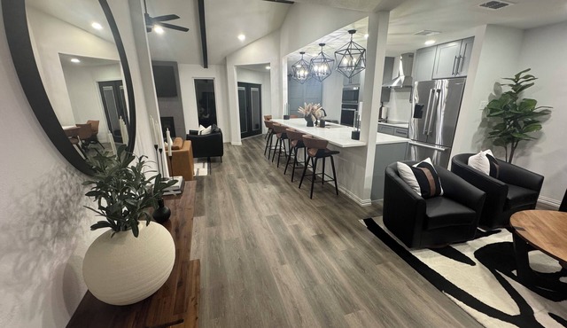 Oaks Retreat - Stylish 2bd/2br house near Arlington Entertainment District