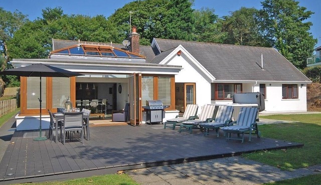 Oaktree Lodge - Luxury Cottage, Hot Tub, Sea Views