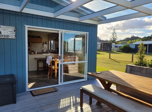 Oakura Family Bach, sleeps 10, one back from beach