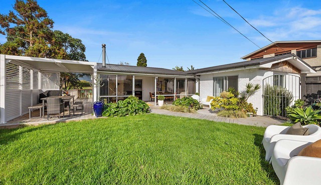 Oakura Oasis: Coastal Retreat with Spa