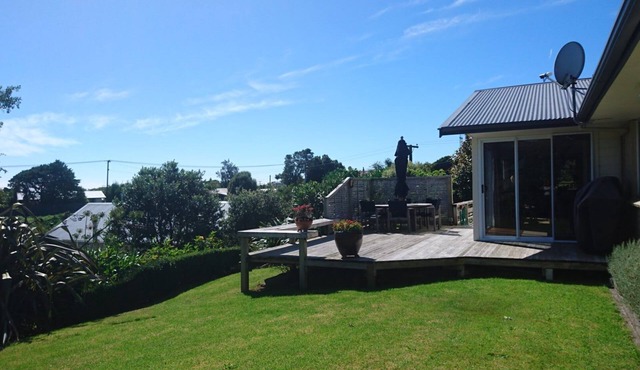 Oakura Retreat with Private Deck