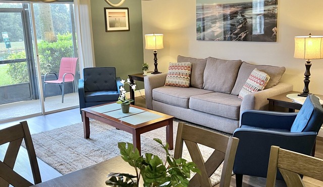 Oakwater Resort, Two Miles to Disney, Lake View, Relax in our Hot Tub and Pool!
