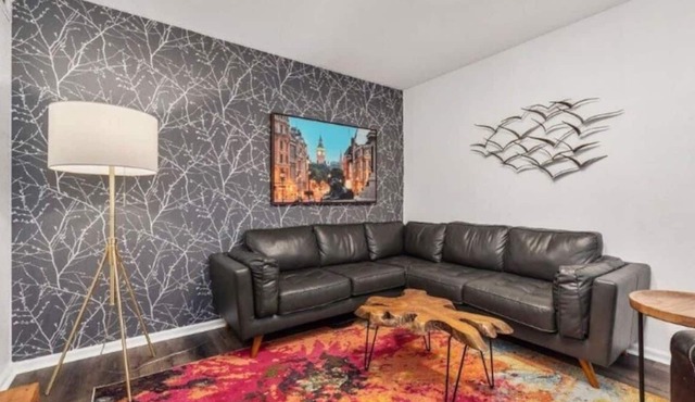 Oakwell Townhome - King Bed Suite minutes from Texas A&M