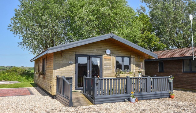 OAKWOOD 1 @ PINEWOOD RETREAT, family friendly in Lyme Regis