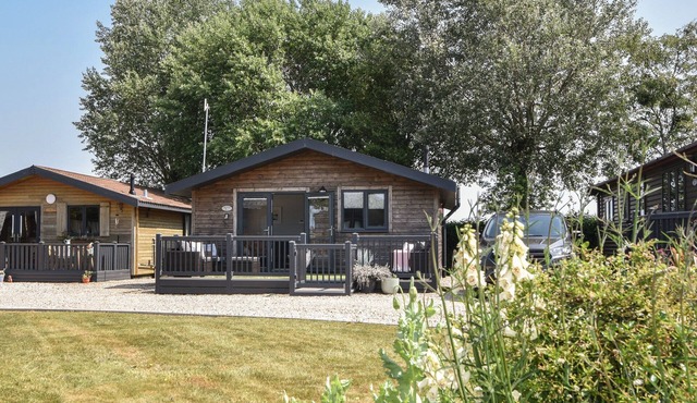 OAKWOOD 2 @ PINEWOOD RETREAT, family friendly in Lyme Regis