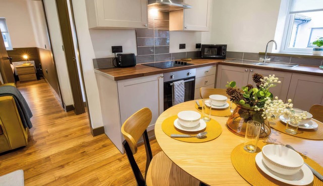 OAKWOOD APARTMENT, pet friendly, with hot tub in Llanrwst