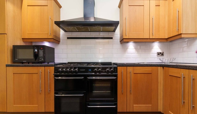 Oakwood House - 4 Bed Private Bathroom Sleeps 7