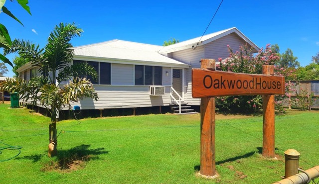"Oakwood House" - Entire 5 bedroom house with Telstra Fetch and free WiFi