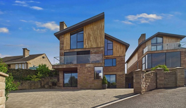 OAKWOOD HOUSE, pet friendly, character holiday cottage in Matlock