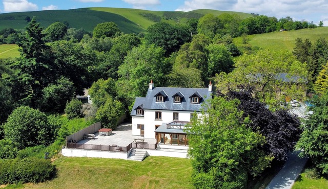 OAKWOOD HOUSE, pet friendly, with hot tub in Rhayader