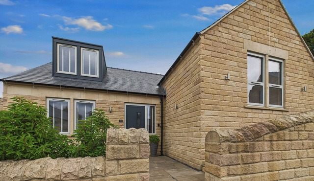 OAKWOOD LODGE, pet friendly, character holiday cottage in Tansley