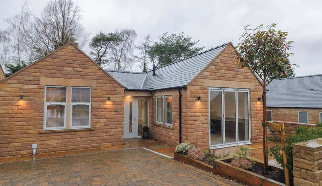 OAKWOOD MEWS, pet friendly, with a garden in Tansley