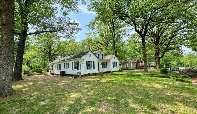 Oakwood Retreat:Charming Historic Home sleeps 8