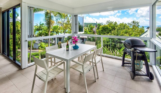 Oasis 1 Hamilton Island - 2 bedroom apartment with golf buggy and transfers